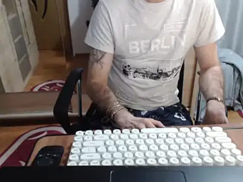 uncutguy01 online show from March 18, 4:58 am