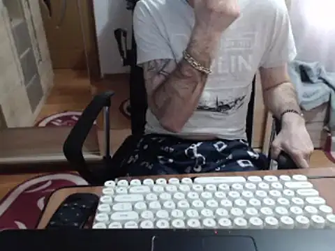 uncutguy01 online show from March 18, 11:08 am