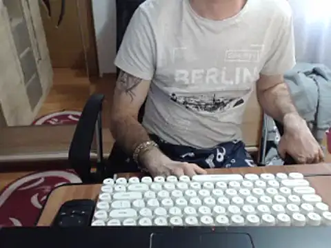 uncutguy01 online show from March 18, 3:42 pm