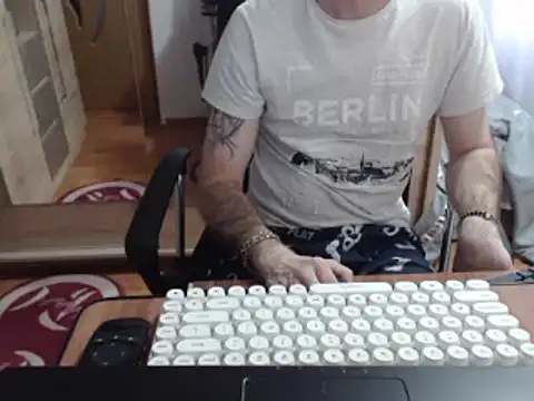 uncutguy01 online show from March 19, 8:12 am