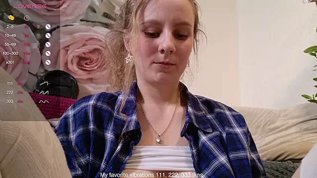 Snapshot of Hot_Thumbelina chatting on February 20, 6:26 am Hot Thumbelina online show from February 20, 6:26 am