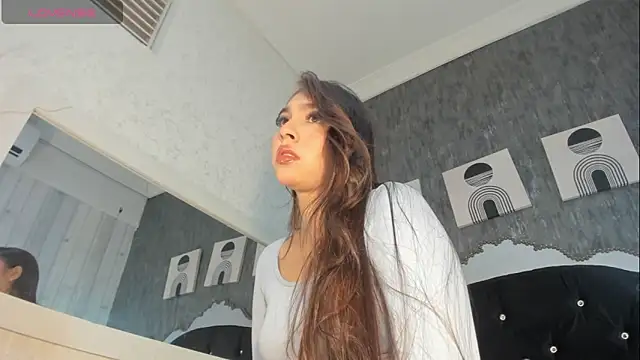 Paola  23 online show from May 27, 1:30 pm