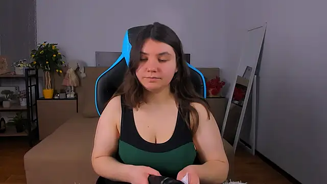 Snapshot of Viola__Shy chatting on February 13, 9:22 pm Viola Shy online show from February 13, 9:22 pm