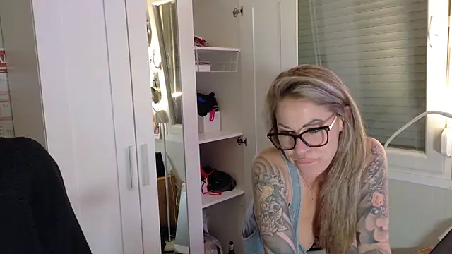 Snapshot of Tatjana_Sue chatting on March 30, 6:31 pm Tatjana Sue online show from March 30, 6:31 pm