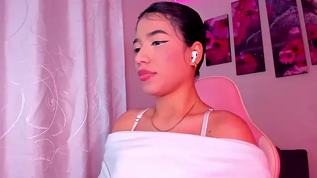 Snapshot of Alissarhys26 chatting on February 10, 12:30 am Alissarhys26 online show from February 10, 12:30 am