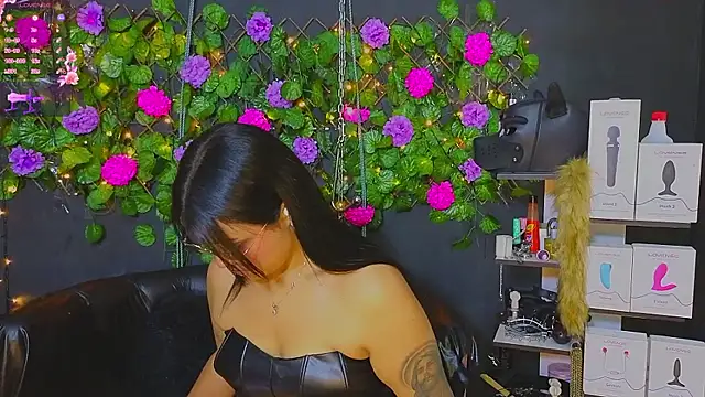 Snapshot of Sweett_Mollyy chatting on April 29, 12:05 am Sweett Mollyy online show from April 29, 12:05 am