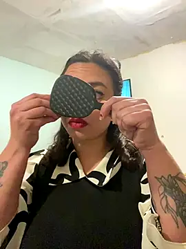 Snapshot of Lucrecia_33 chatting on December 15, 6:50 am Lucrecia 33 online show from December 15, 6:50 am