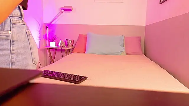 littleebluee online show from February 8, 12:30 pm