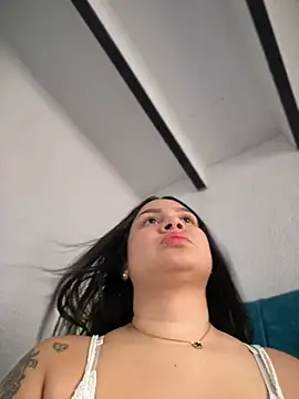 Snapshot of Pretty_Isadora chatting on March 7, 9:38 pm Pretty Isadora online show from March 7, 9:38 pm