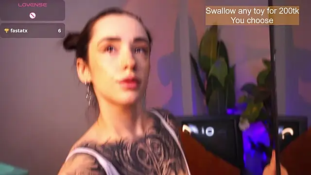 Snapshot of EvaCanton chatting on April 2, 2:09 am EvaCanton online show from April 2, 2:09 am