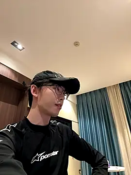 Snapshot of 1a1a1alll chatting on December 4, 3:10 pm 1a1a1alll online show from December 4, 3:10 pm