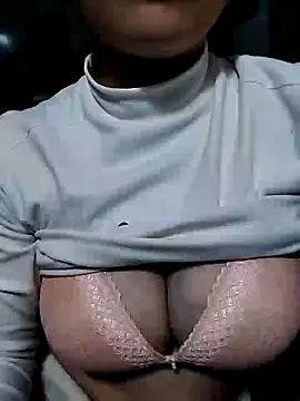Snapshot of Milk_Mom99 chatting on December 22, 3:11 am Milk Mom99 online show from December 22, 3:11 am