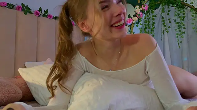 Eva Natsumi online show from December 8, 11:35 am