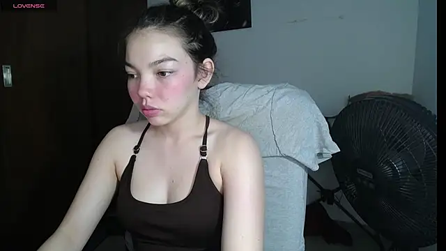 Snapshot of venelope1 chatting on February 14, 3:43 am venelope1 online show from February 14, 3:43 am