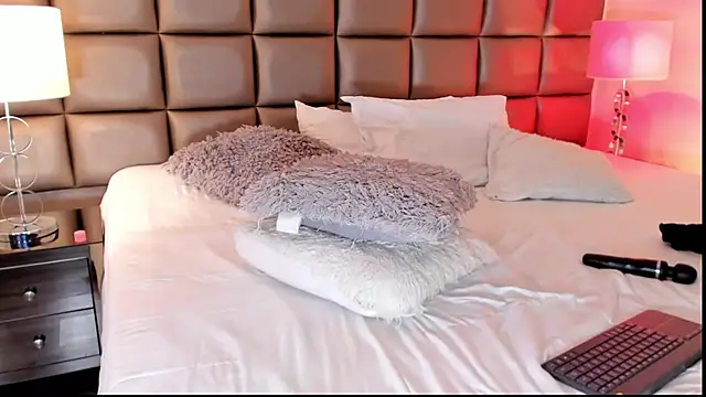 Snapshot of AnnyHizzle chatting on February 5, 12:31 am AnnyHizzle online show from February 5, 12:31 am