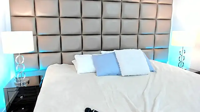 Snapshot of AnnyHizzle chatting on March 18, 12:27 am AnnyHizzle online show from March 18, 12:27 am