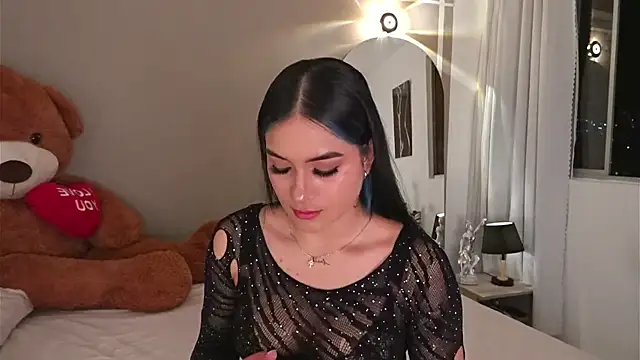 Snapshot of AnnyHizzle chatting on November 13, 1:37 am AnnyHizzle online show from November 13, 1:37 am