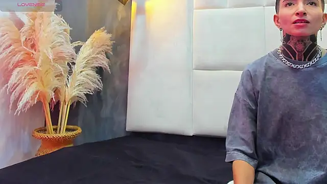 Snapshot of Tinny_and_Candy chatting on October 18, 12:28 pm Tinny and Candy online show from October 18, 12:28 pm