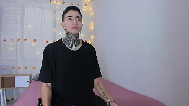 Snapshot of Tinny_and_Candy chatting on November 2, 12:18 pm Tinny and Candy online show from November 2, 12:18 pm