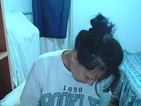 Snapshot of home_vlak chatting on April 10, 12:27 am home vlak online show from April 10, 12:27 am