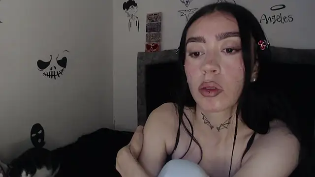 Julieta De Los Angeles online show from January 5, 6:00 pm