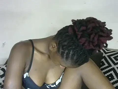 Snapshot of Pretty-emmie chatting on February 19, 10:34 am Pretty-emmie online show from February 19, 10:34 am