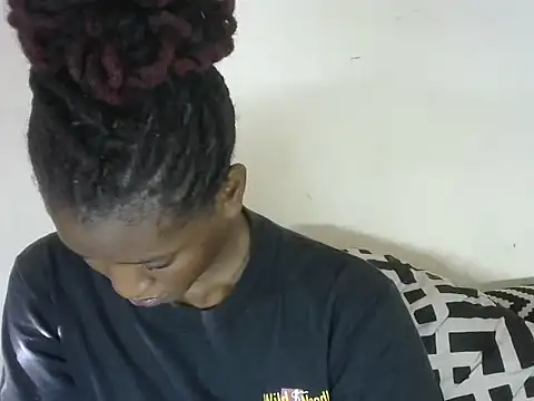 Snapshot of Pretty-emmie chatting on February 21, 1:33 pm Pretty-emmie online show from February 21, 1:33 pm