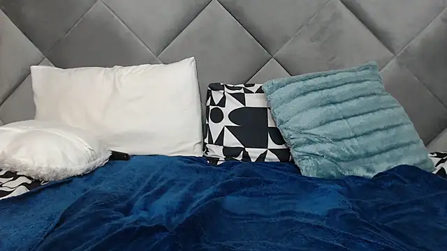 LOYAL SASHA online show from March 3, 8:00 pm