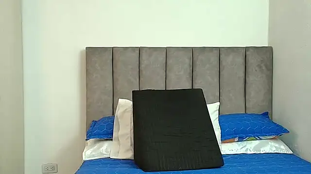 karina lewis  online show from December 3, 4:42 am