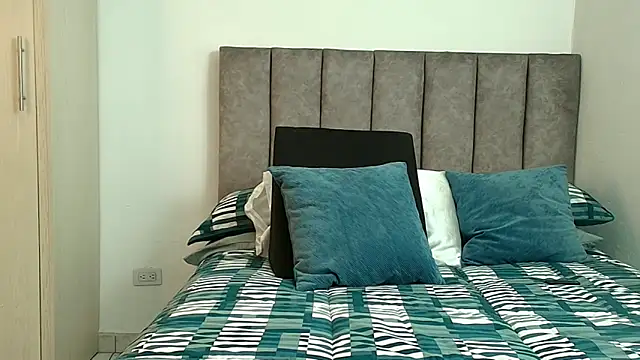 Snapshot of karina_lewis_ chatting on February 17, 4:42 am karina lewis online show from February 17, 4:42 am