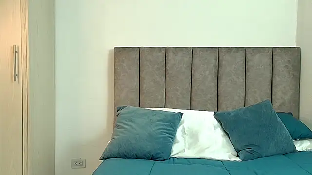 Snapshot of karina_lewis_ chatting on April 7, 5:41 am karina lewis online show from April 7, 5:41 am