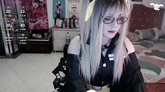 Snapshot of Avril2001 chatting on March 18, 5:43 am Avril2001 online show from March 18, 5:43 am