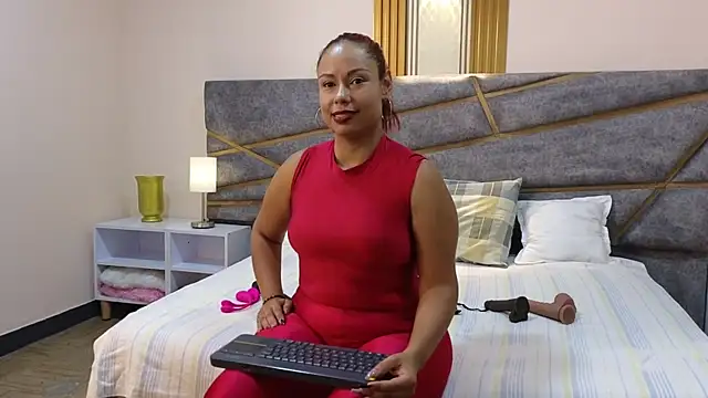 Julia Gomes online show from January 31, 7:29 pm