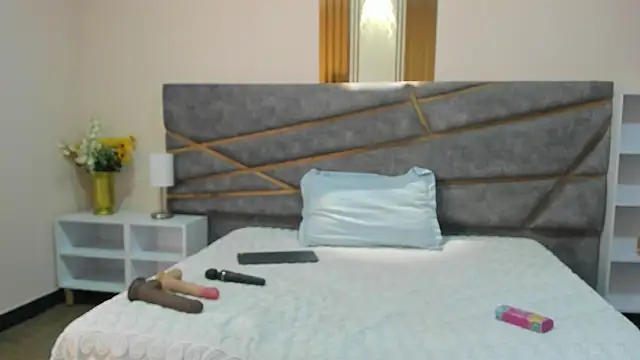 Julia Gomes online show from October 31, 5:03 pm