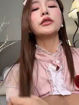 Snapshot of Momoever123456 chatting on March 6, 5:00 pm Momoever123456 online show from March 6, 5:00 pm