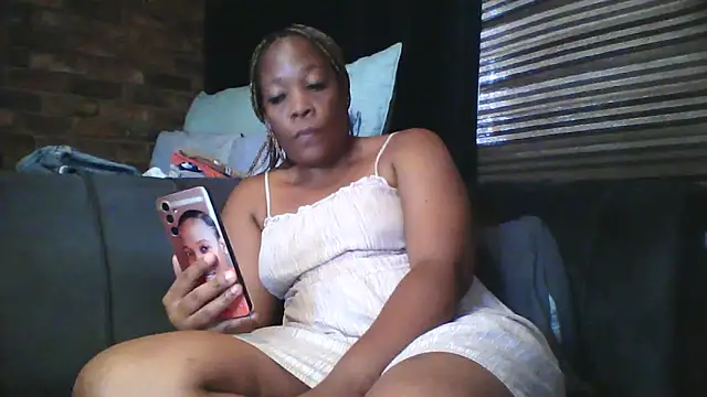 DIRTYTALKINQUEEN online show from February 6, 12:30 pm