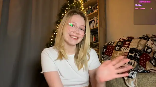 Snapshot of HoneyAudrey chatting on December 8, 11:29 pm HoneyAudrey online show from December 8, 11:29 pm