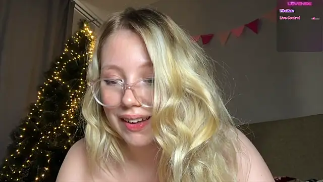 Snapshot of HoneyAudrey chatting on December 27, 6:24 am HoneyAudrey online show from December 27, 6:24 am