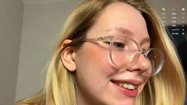 Snapshot of HoneyAudrey chatting on January 18, 2:47 am HoneyAudrey online show from January 18, 2:47 am