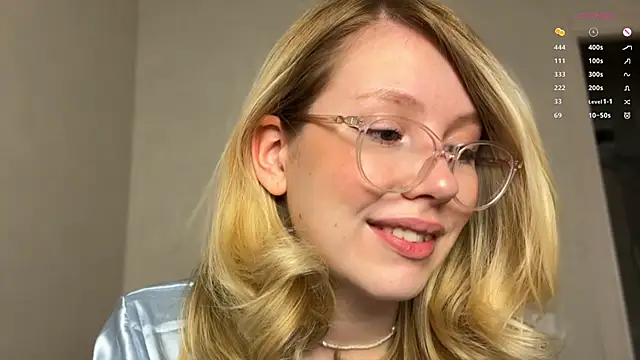 Snapshot of HoneyAudrey chatting on January 27, 1:37 am HoneyAudrey online show from January 27, 1:37 am