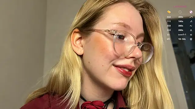 Snapshot of HoneyAudrey chatting on February 11, 2:25 am HoneyAudrey online show from February 11, 2:25 am