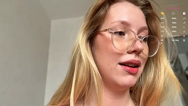 Snapshot of HoneyAudrey chatting on March 7, 4:02 am HoneyAudrey online show from March 7, 4:02 am