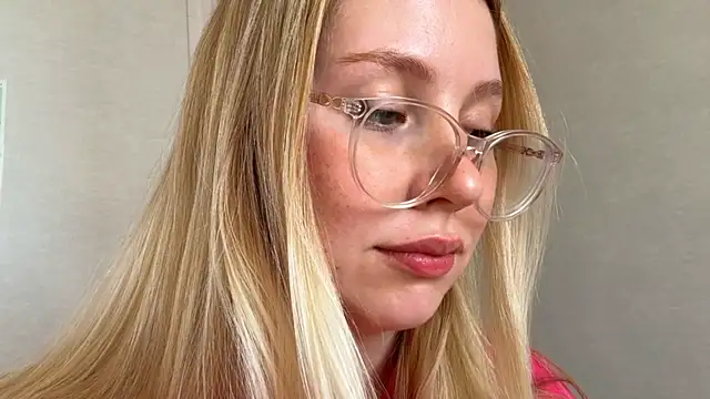 Snapshot of HoneyAudrey chatting on September 9, 3:28 am HoneyAudrey online show from September 9, 3:28 am