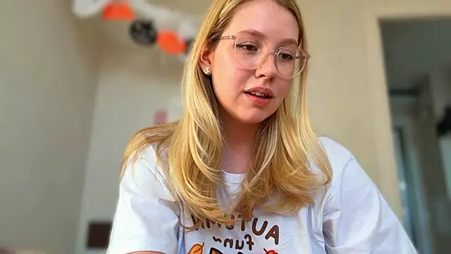 Snapshot of HoneyAudrey chatting on October 16, 3:07 am HoneyAudrey online show from October 16, 3:07 am