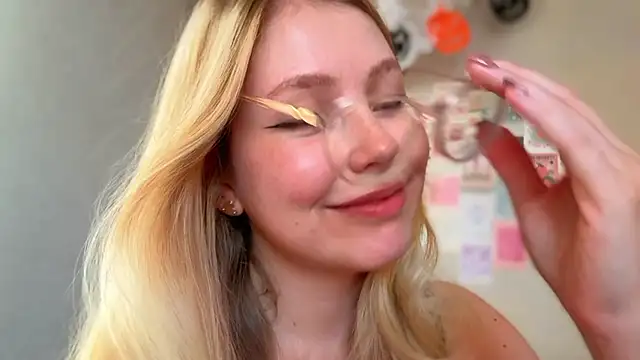 Snapshot of HoneyAudrey chatting on October 20, 2:23 am HoneyAudrey online show from October 20, 2:23 am