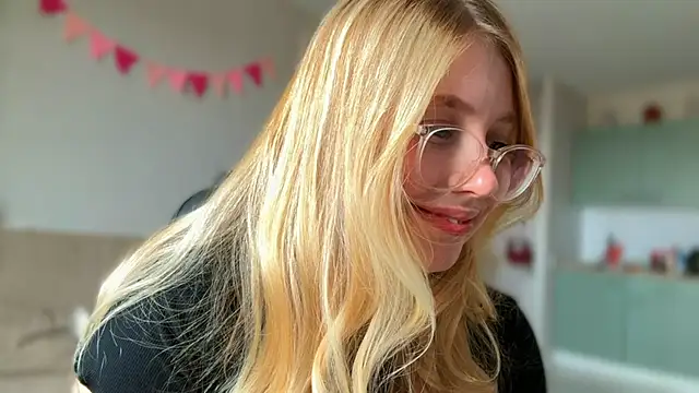 Snapshot of HoneyAudrey chatting on October 21, 3:29 am HoneyAudrey online show from October 21, 3:29 am