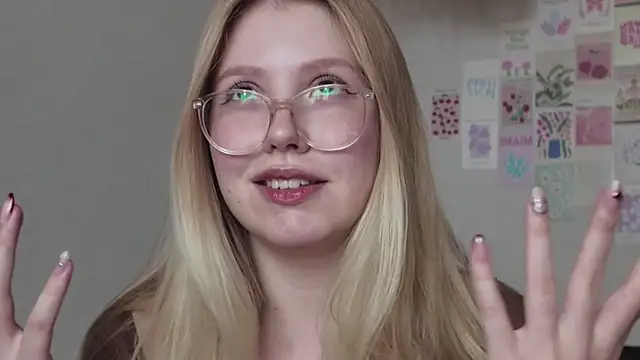 Snapshot of HoneyAudrey chatting on October 24, 3:25 am HoneyAudrey online show from October 24, 3:25 am