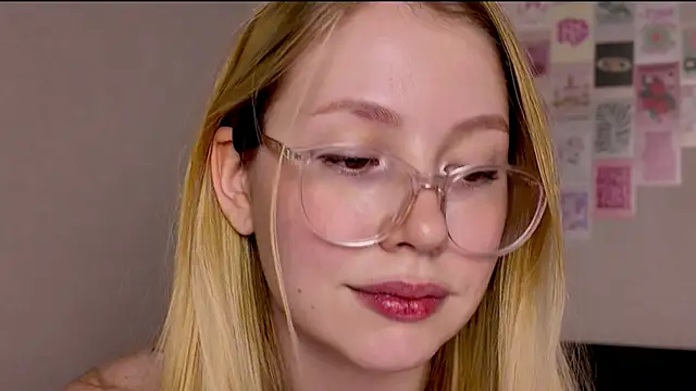 Snapshot of HoneyAudrey chatting on December 5, 2:42 am HoneyAudrey online show from December 5, 2:42 am