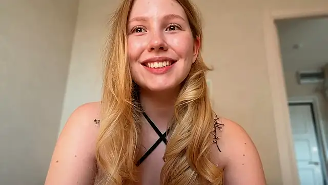 Snapshot of HoneyAudrey chatting on June 17, 2:03 am HoneyAudrey online show from June 17, 2:03 am