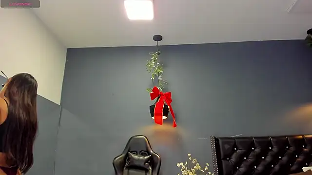 Hannah Miller   online show from December 5, 11:38 am